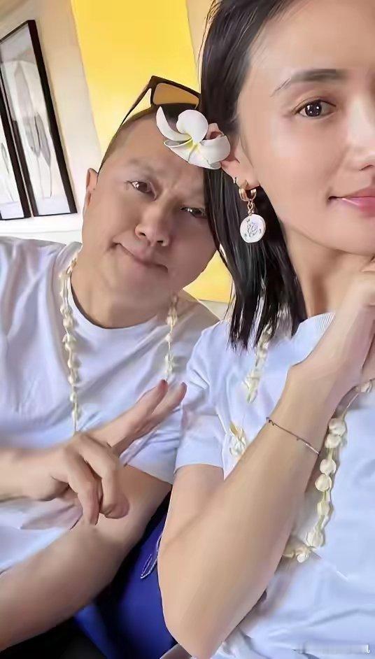 李亚鹏账还完了，人们又看到他与离了婚的妻子海哈两个人一块在女儿学校门口，买这5块