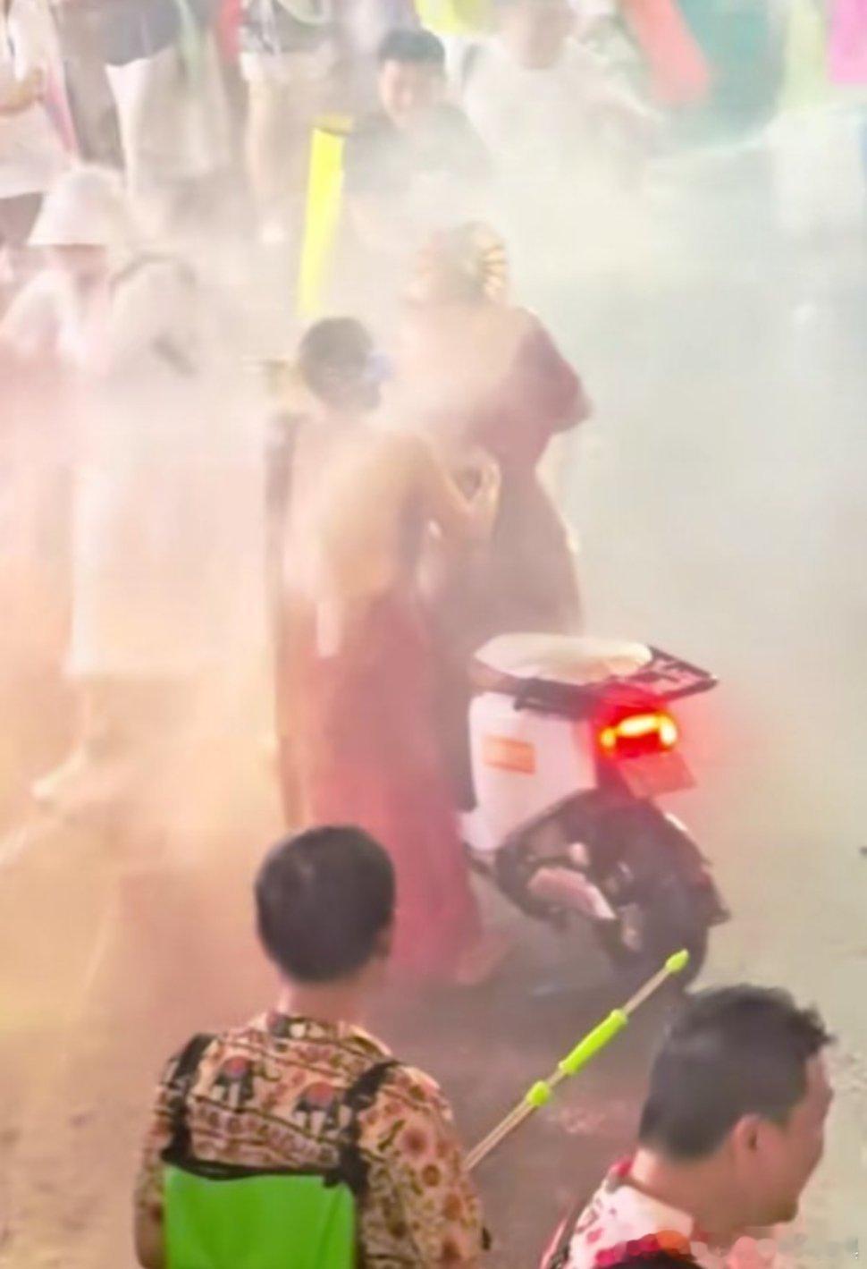 我真的看哭了，一群件bro就这样以泼水节之名行八零羞辱之实吧