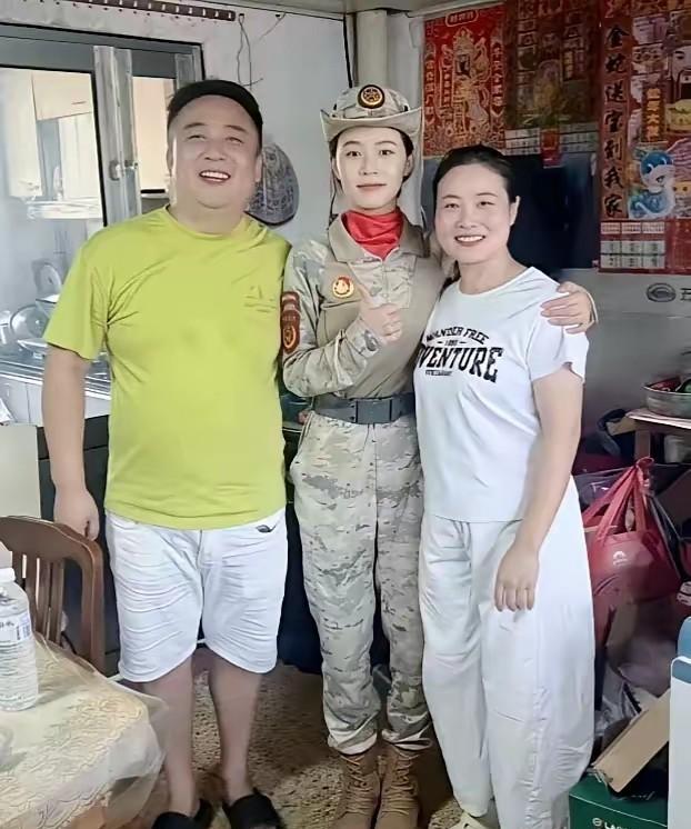 “小棉袄”英姿飒爽，为国、为家争光，是她一生的荣誉，好幸福的一家人，祝福他们！