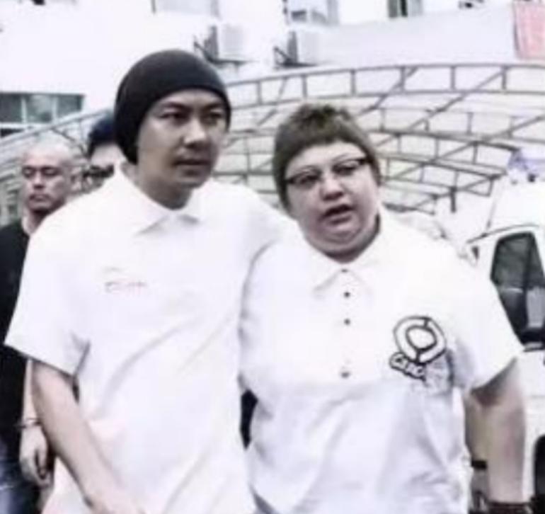 有一次，张卫健生日请吃饭，韩红也来了。酒过三巡的宴会厅里，张卫健搂着韩红的肩