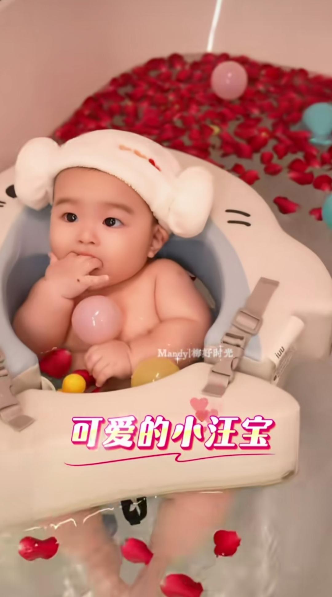 汪宝儿这么小就享受玫瑰花瓣泡澡，可爱呆萌！昨天是七夕节，马筱梅在家录了个视频