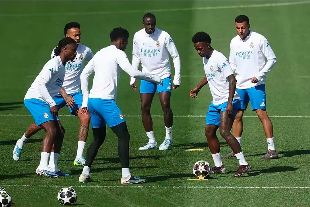 皇马vs拜仁从双冠到重建边缘！皇马本赛季断崖式下滑，欧冠成最后尊严。2024年包