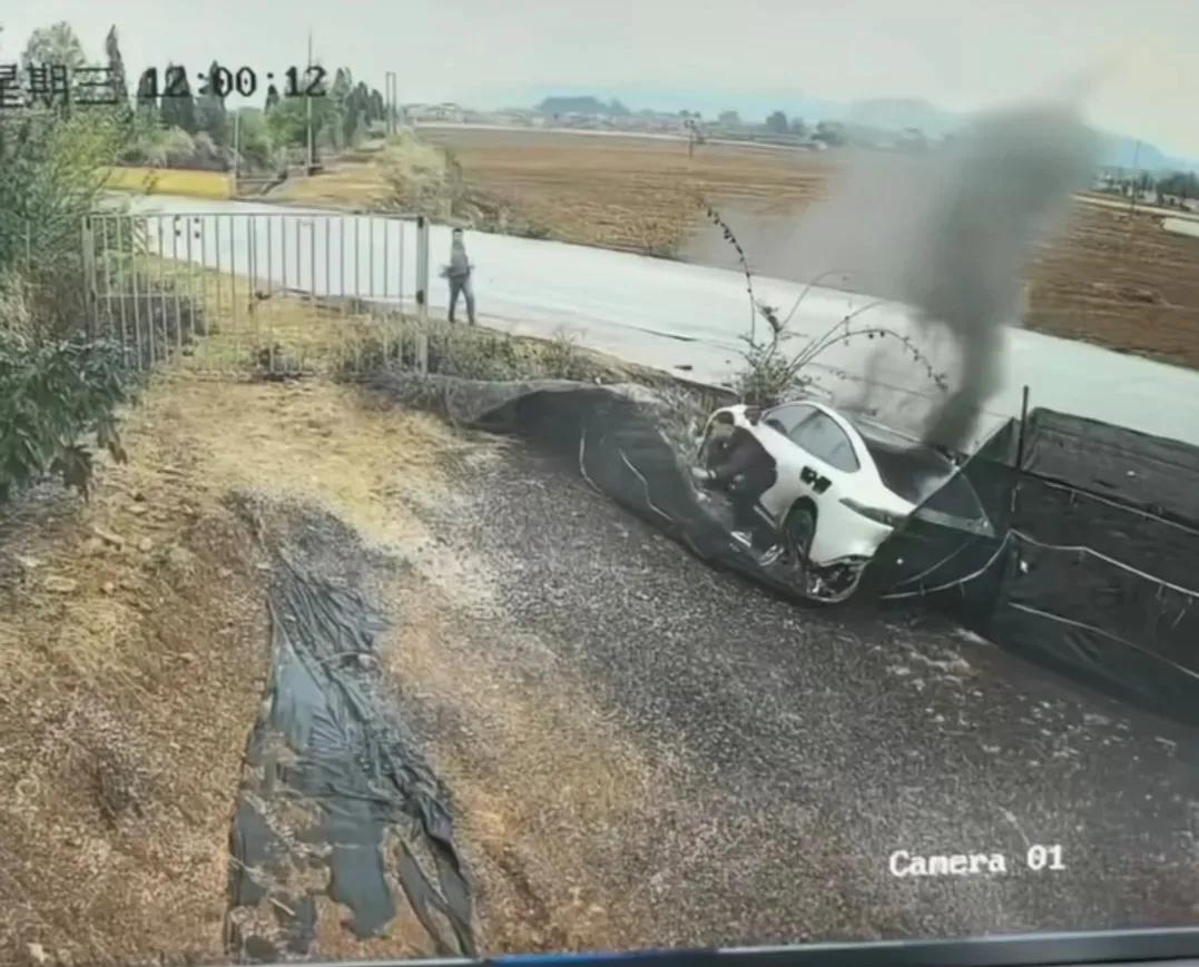 “很遗憾，副驾驶没能救出来，我尽力了！”云南一网约车失控撞击后起火，隐藏式把手被