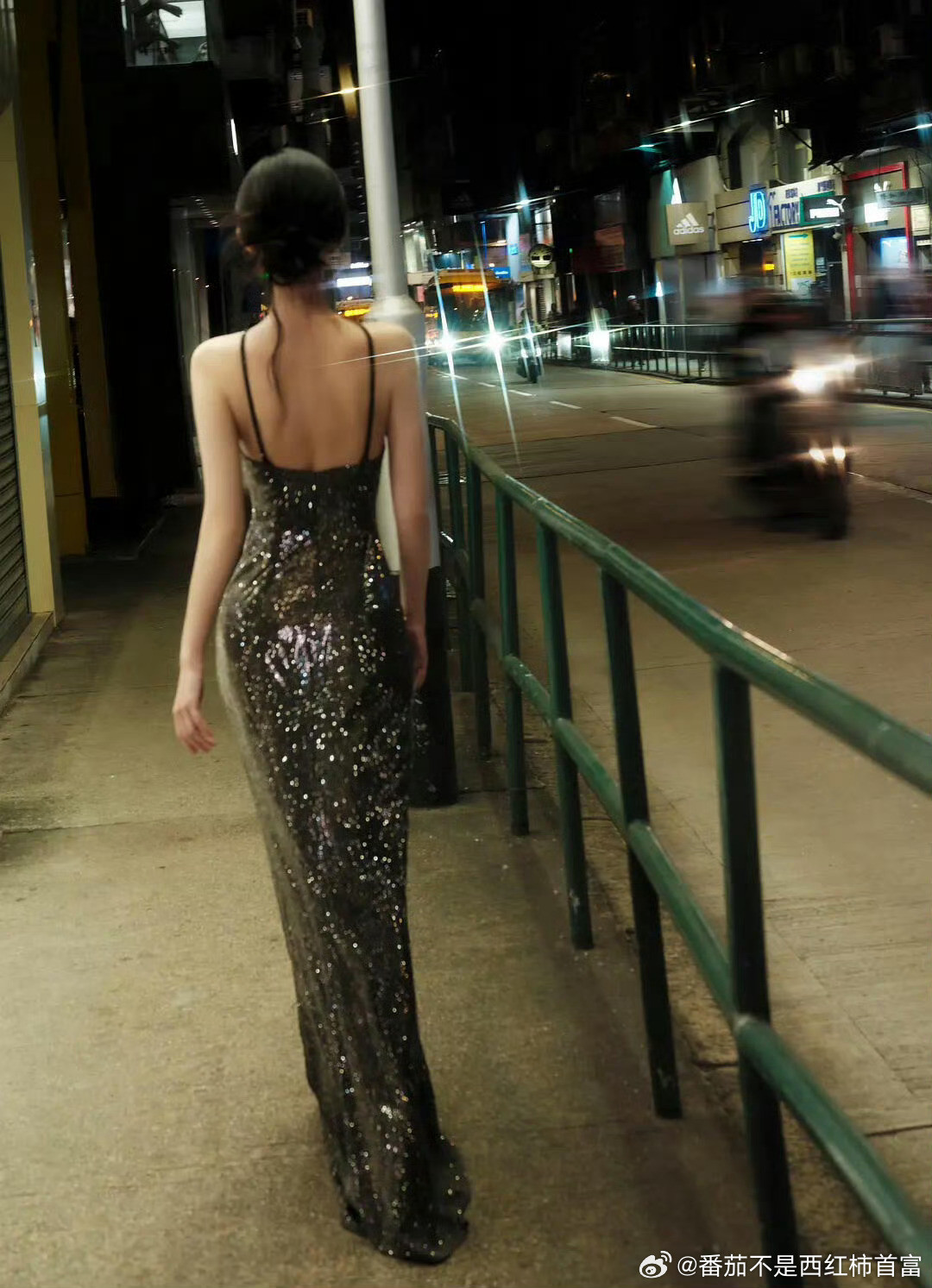 女明星的好身材真的太好看了，我决定今天晚上不吃饭了孟子义光看背影就会觉得是大美女