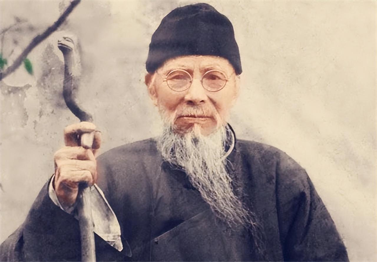 民国时期的一天，齐白石给人画虾，画完后，客人不加钱，却非要他再画一只虾。无奈，齐
