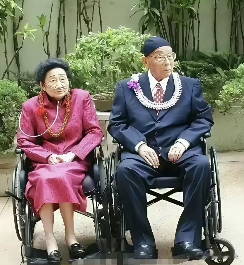 2000年，夏威夷，100岁的张学良与88岁的赵一萩拍合影此时少帅身板硬朗，