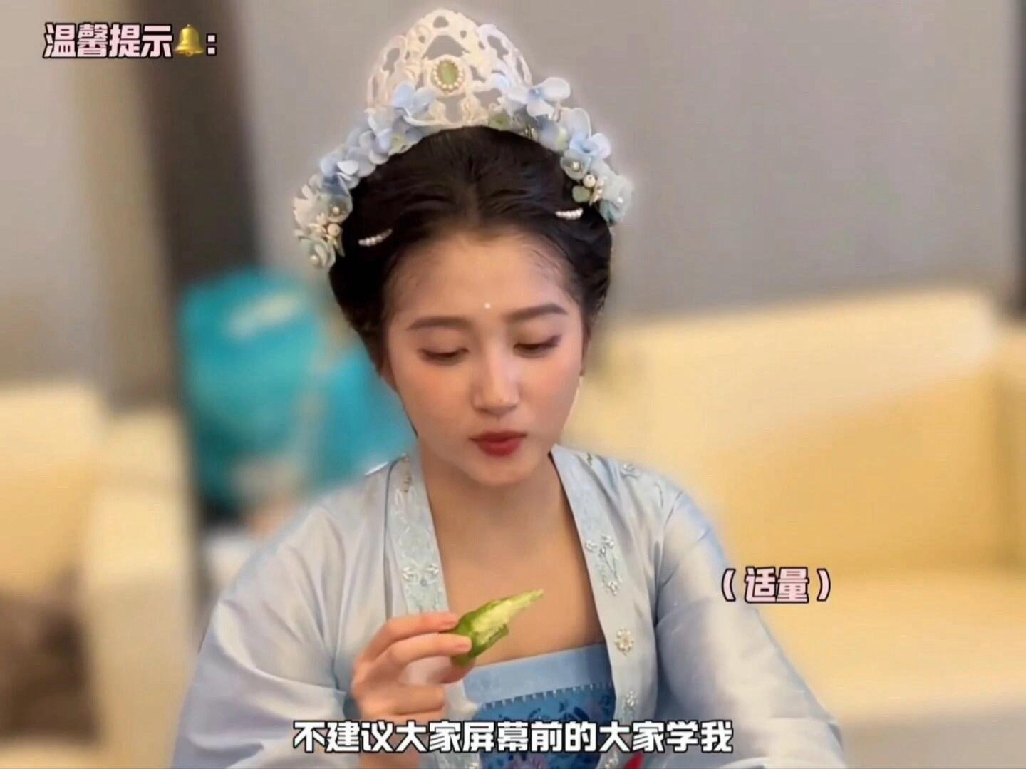 关晓彤解馋生吃尖椒，就是有点烧胃