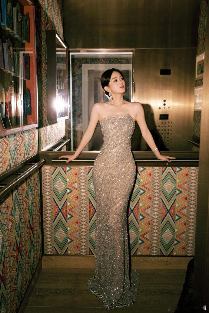 赵丽颖溢出屏幕的生命力白裙衬得赵丽颖整个人透亮又舒展，嘴角笑意明媚，状态好到让