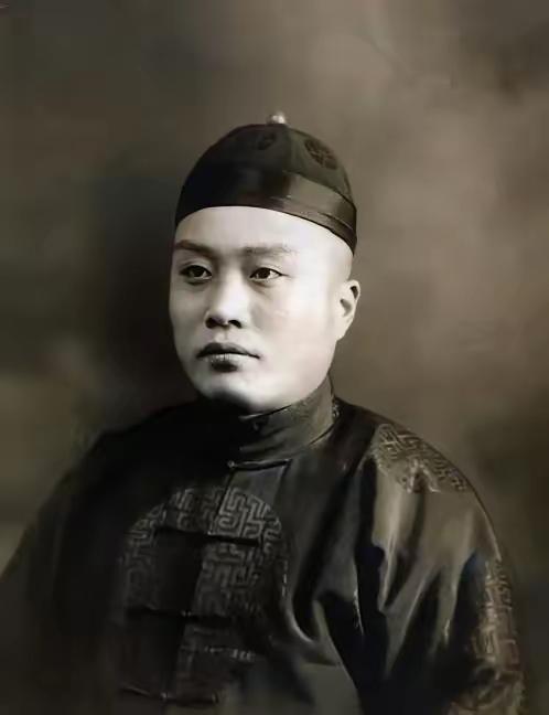 1886年，翁同龢在街上看到一个小孩在卖对联，他好奇去看看，小孩的对联写的真不错