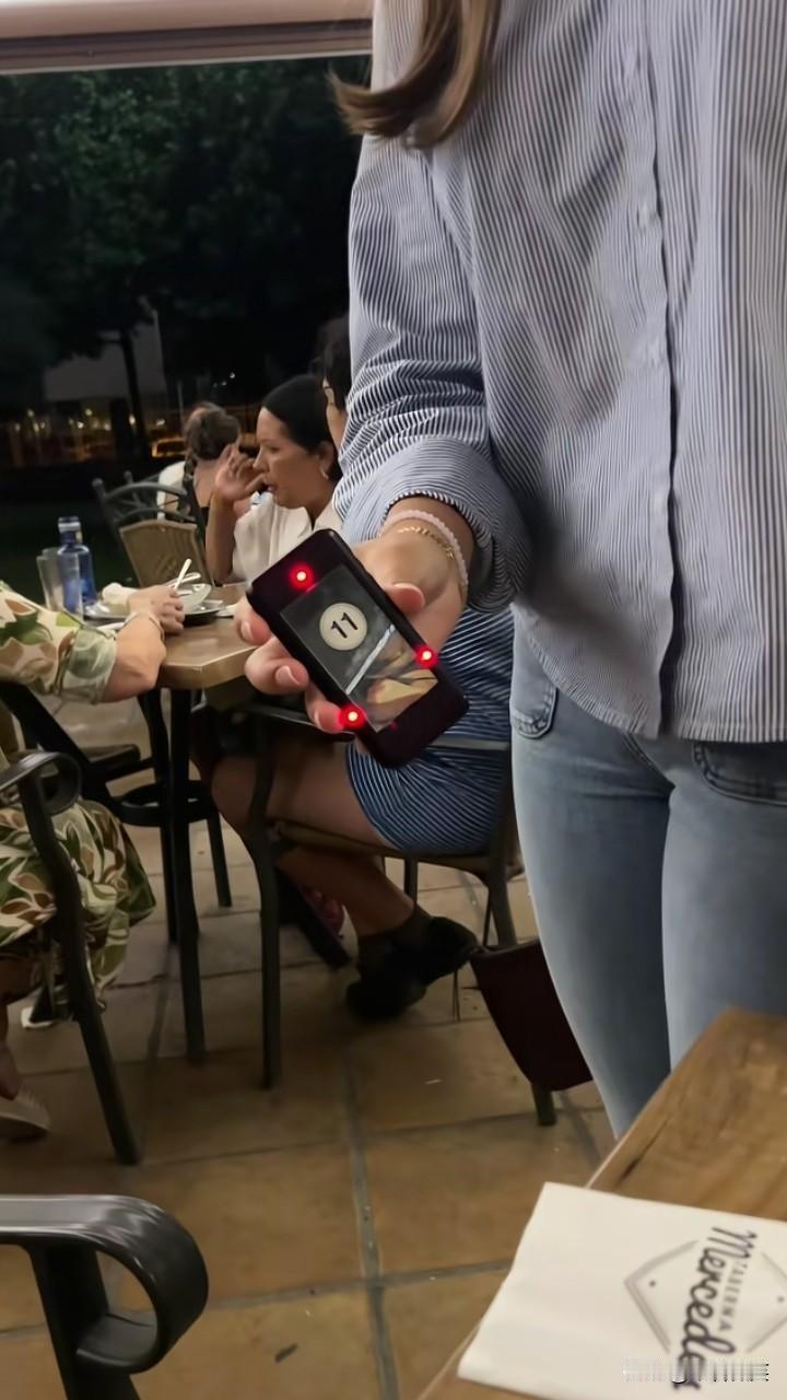 “老外的这个办法不错吧，菜好了这个响起来，自己进去拿！”这是在西班牙生活的一