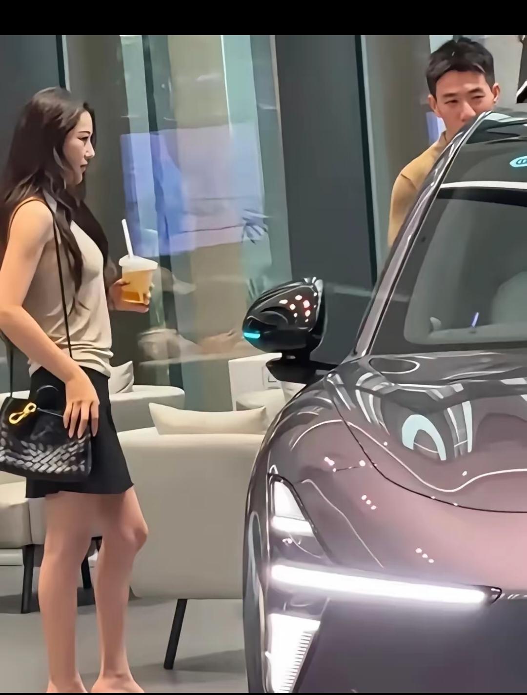 背四万的包包，买12万的车车！她不是买不起豪车只不过买个合适的代步而已！我觉