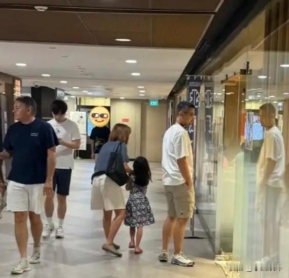 近日，有网友在新加坡一家商场偶遇了孙燕姿一家四口周末逛街。当天孙燕姿穿着简单的蓝