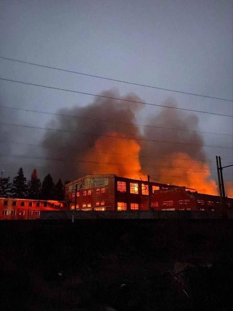 炸了、炸了、真的又炸了！当地时间11月8日凌晨，乌克兰波尔塔瓦州格列边卡机车