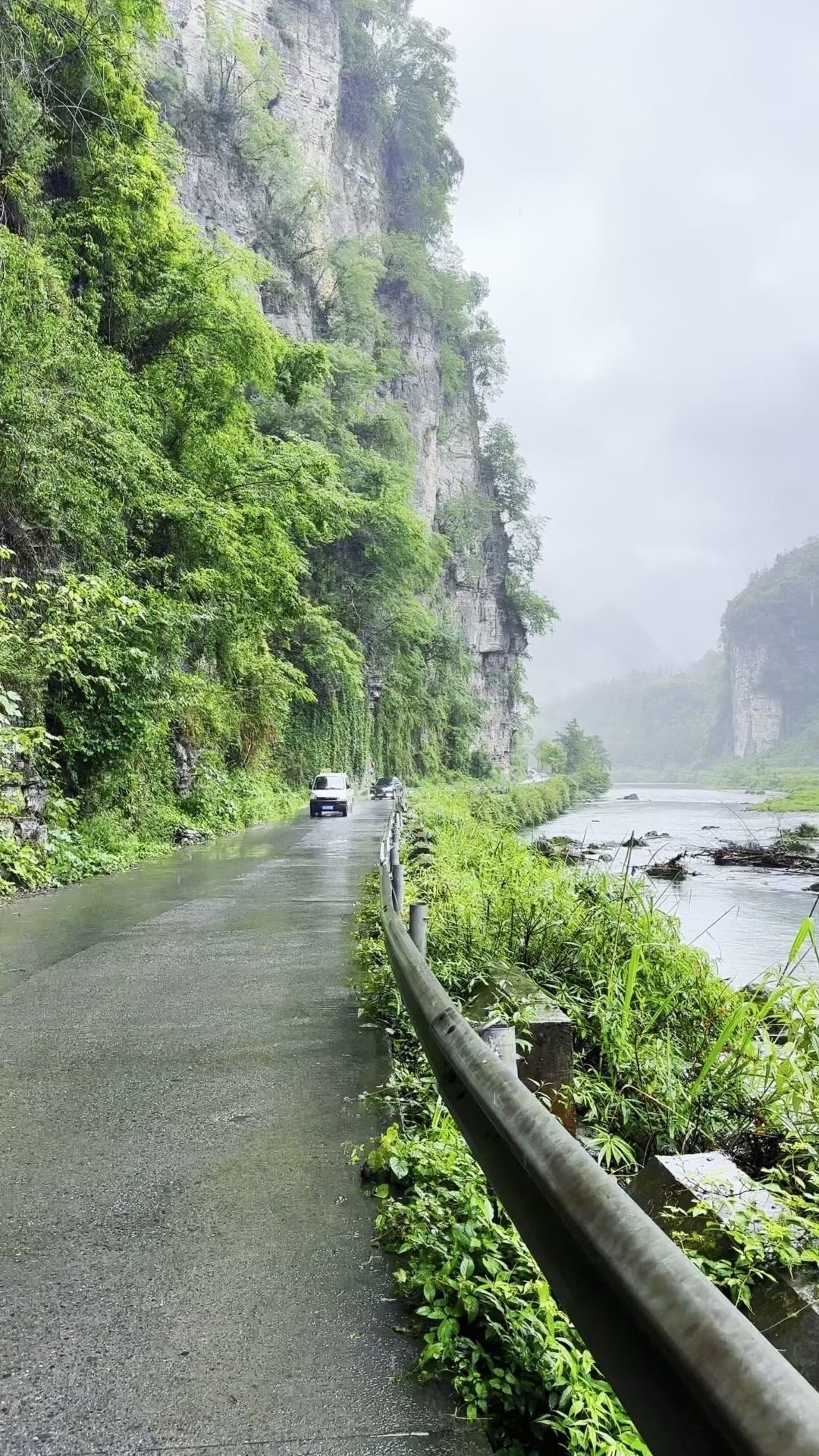 漫步山水间，望着烟雨笼罩的青山，突然明白平安平淡就是世间最珍贵的好光景。山雾