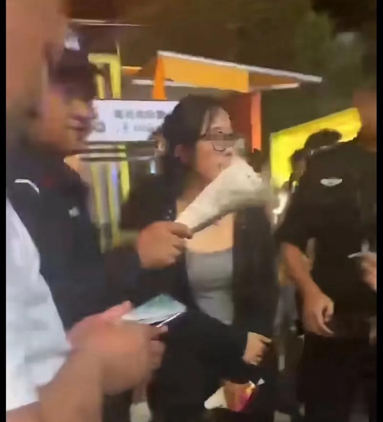 真是见钱眼开，女子刮刮乐中1000000大奖，彩票摊主一把夺过彩票占为己有，并指