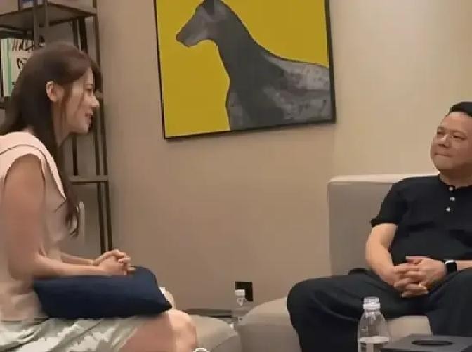 那英在机场撞见一个喊她姐的小姑娘，她没笑着接话，张嘴先问了一句：你谁啊。那英不是针对谁。她录完《乘风