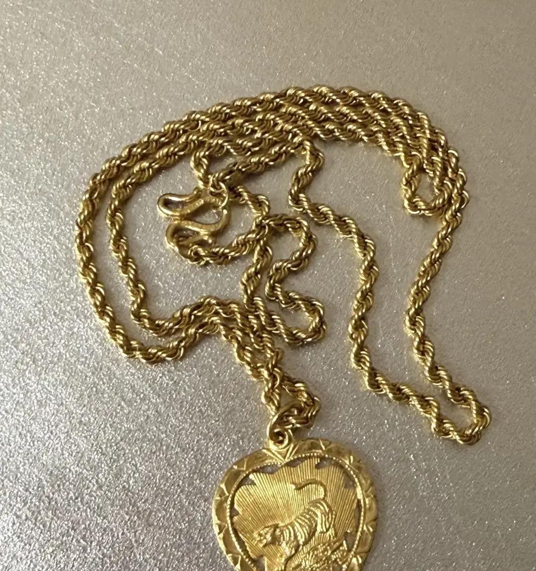 姐妹们，我今天真是被气到手抖。这条周大福项链，是我外婆在30多年前去香港时买