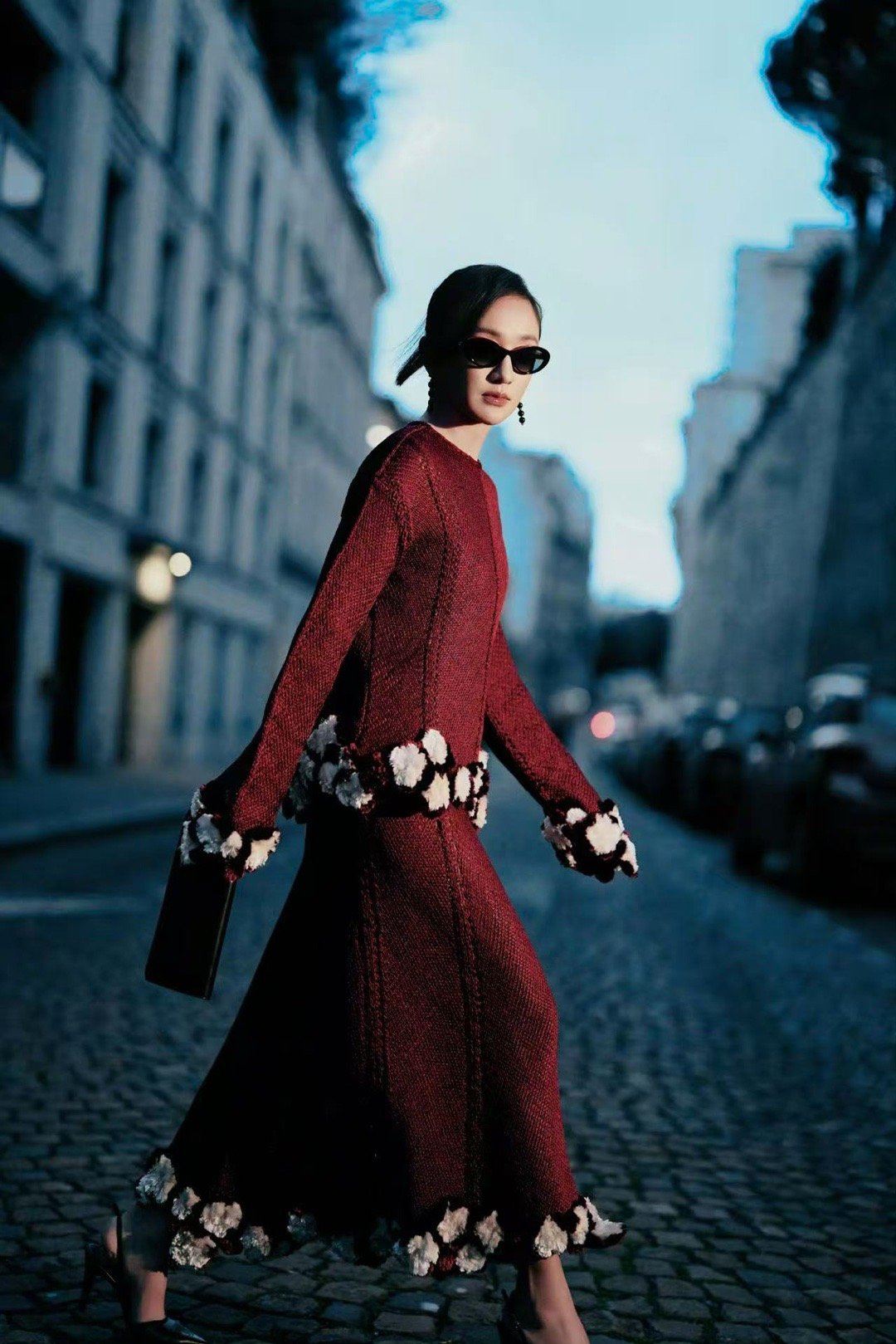 周迅高定女王看高定秀时尚圈迭代迅速，但周迅在香奈儿心中的位置始终稳固。这源于