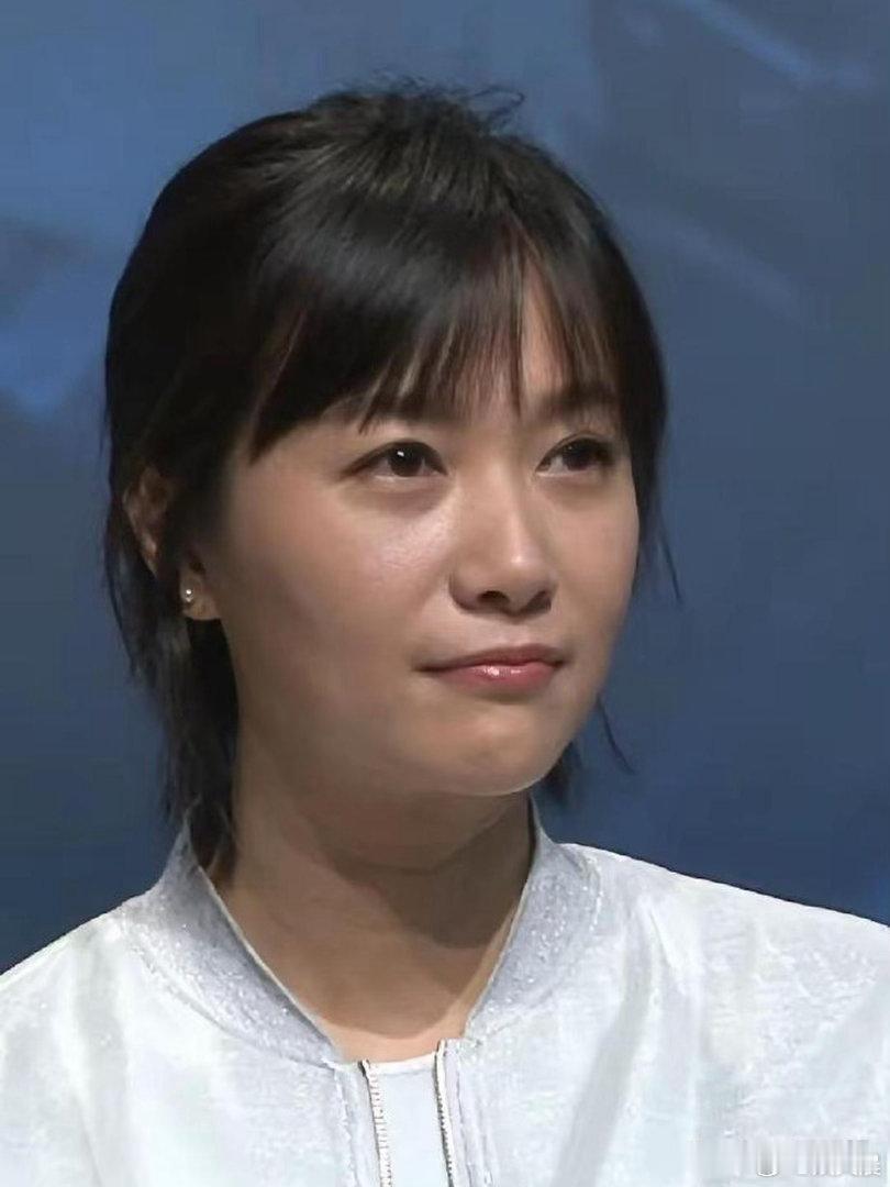51岁徐静蕾淡妆亮相，原相机无美颜滤镜，真实细腻的肌肤状态尽显年轻，松弛恬静的气