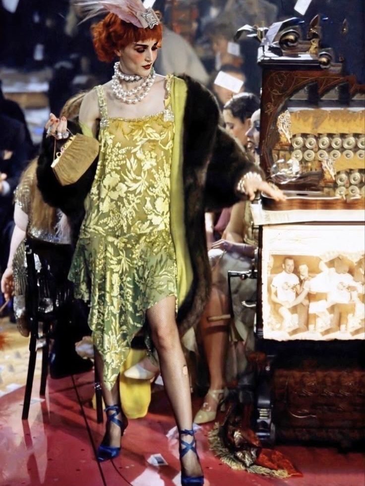 JohnGalliano1998秋冬系列时装秀，展现爵士时代的意式风情，权利