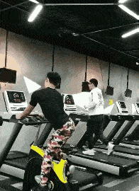 哥哥的跑步姿势好奇葩，倒是把旁边的小哥迷住了
