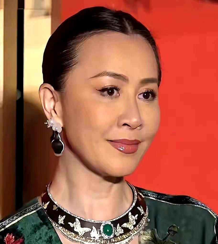 “男人往脸上扑粉，还算男人吗？”——刘嘉玲在《一路繁花》里一句嘟囔，把何赛飞直接