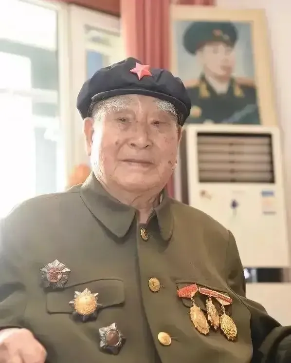 1943年，两名伪军打扫战场时，发现一个八路军还活着，正要上前补刀，这个八路军轻