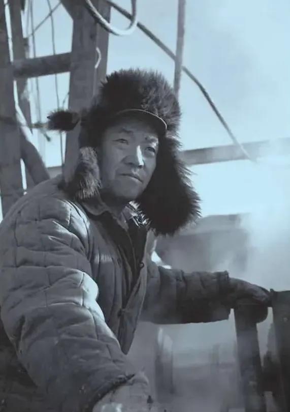 画报封面成了泄密源头1964年的《中国画报》封面是一张开采石油的照片。照片中，大