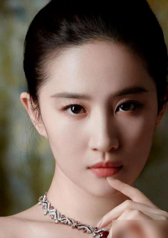 我研究了刘亦菲上百张生图，终于发现她仙气的命门，根本不在五官。你去看她的侧