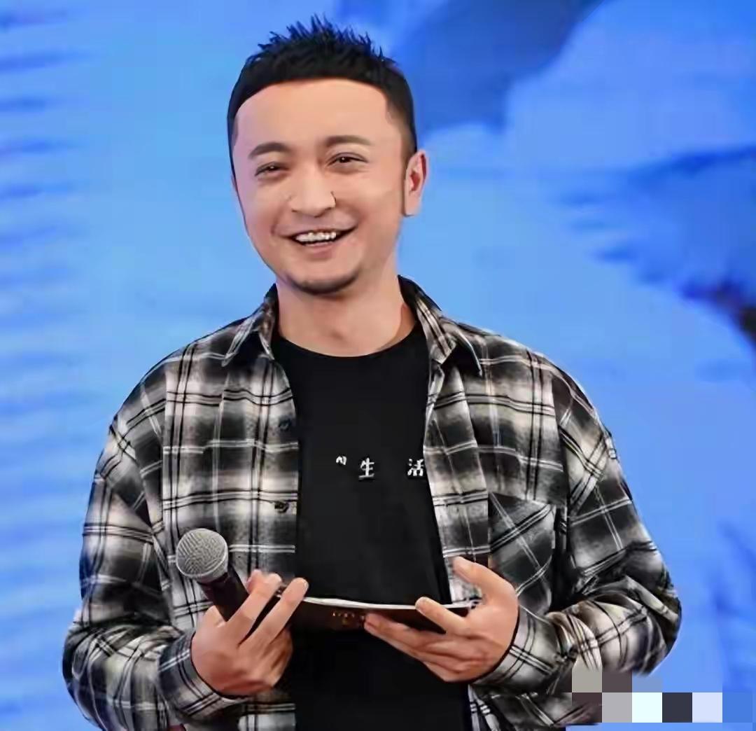 国家发文！42岁尼格买提拿下“金声奖”头名，这哪是破天花板，分明是“真诚+敬业”