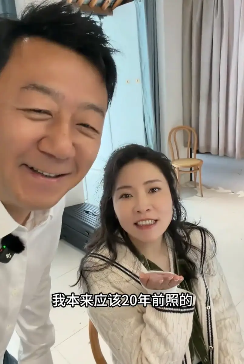 郭涛一家四口补拍婚纱照！19岁石头高大帅气，15岁女儿罕见出镜