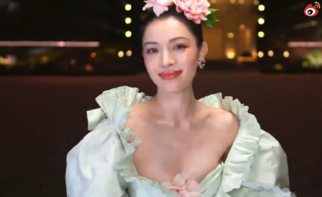 钟楚曦红毯定点撒花直接美出新高度！VOGUE盛典上，钟楚曦不仅穿搭配饰完美扣题，