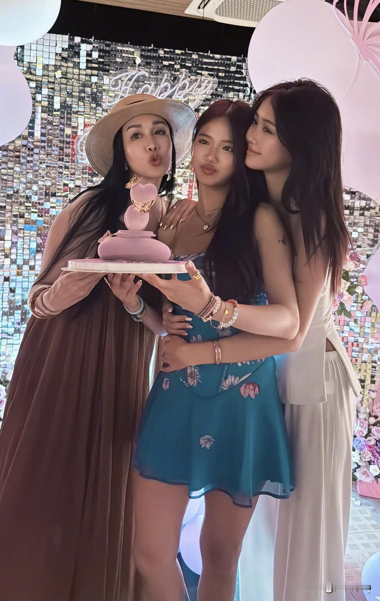 钟丽缇和两个女儿都不追求白幼瘦，两个女儿的皮肤都是小麦肤，而且化妆也偏欧美风一些