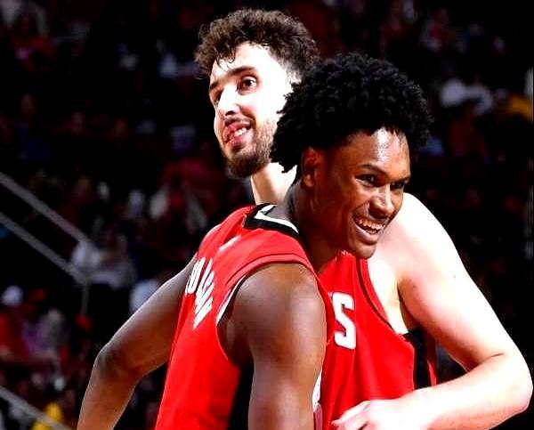 火箭这西部第三藏着个鬼故事：我们队里其实躺着两个死人。赛季还没开打，范弗利