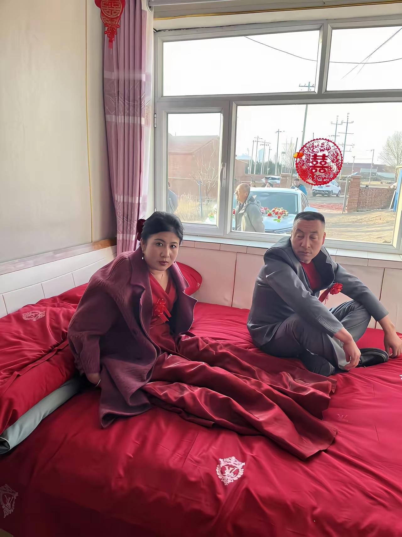 新郎穿皮鞋在床上？这是哪里的规矩[吃瓜]