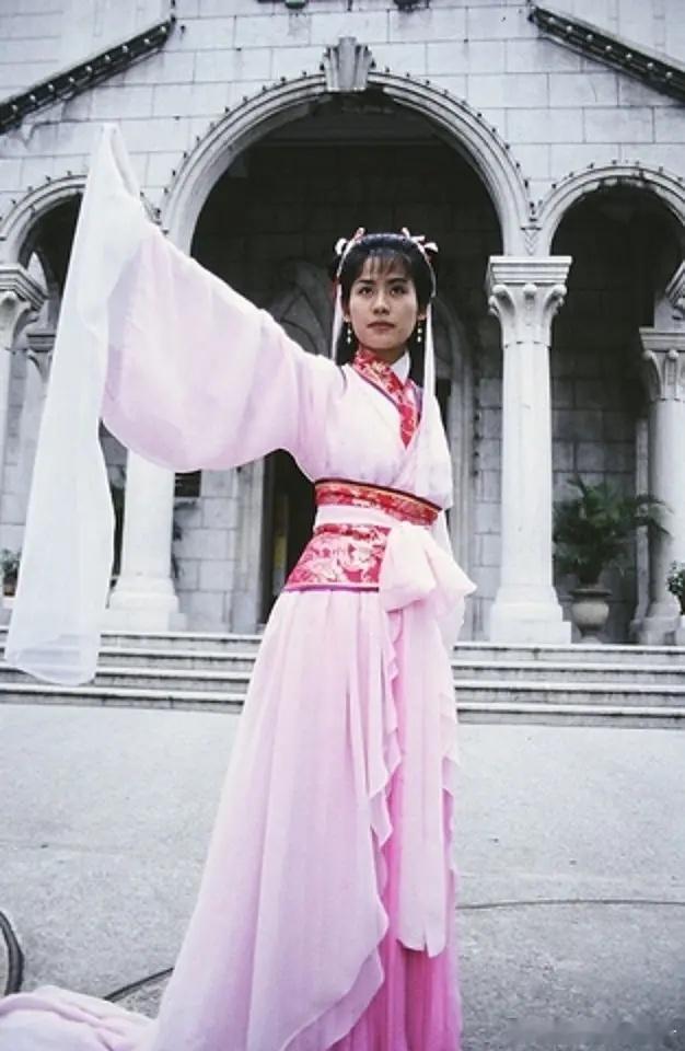 1995年，TVB电视剧《天降奇缘》的幕后剧照，时年25岁的宣萱在剧中扮演一位下