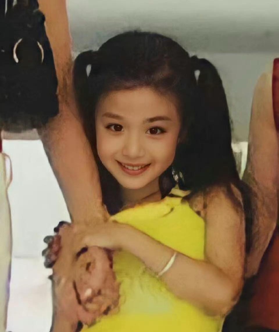 看看王楚然小时候和现在，这就是等比例长大吧，长得美还不怯场，天生就是明星胚子。