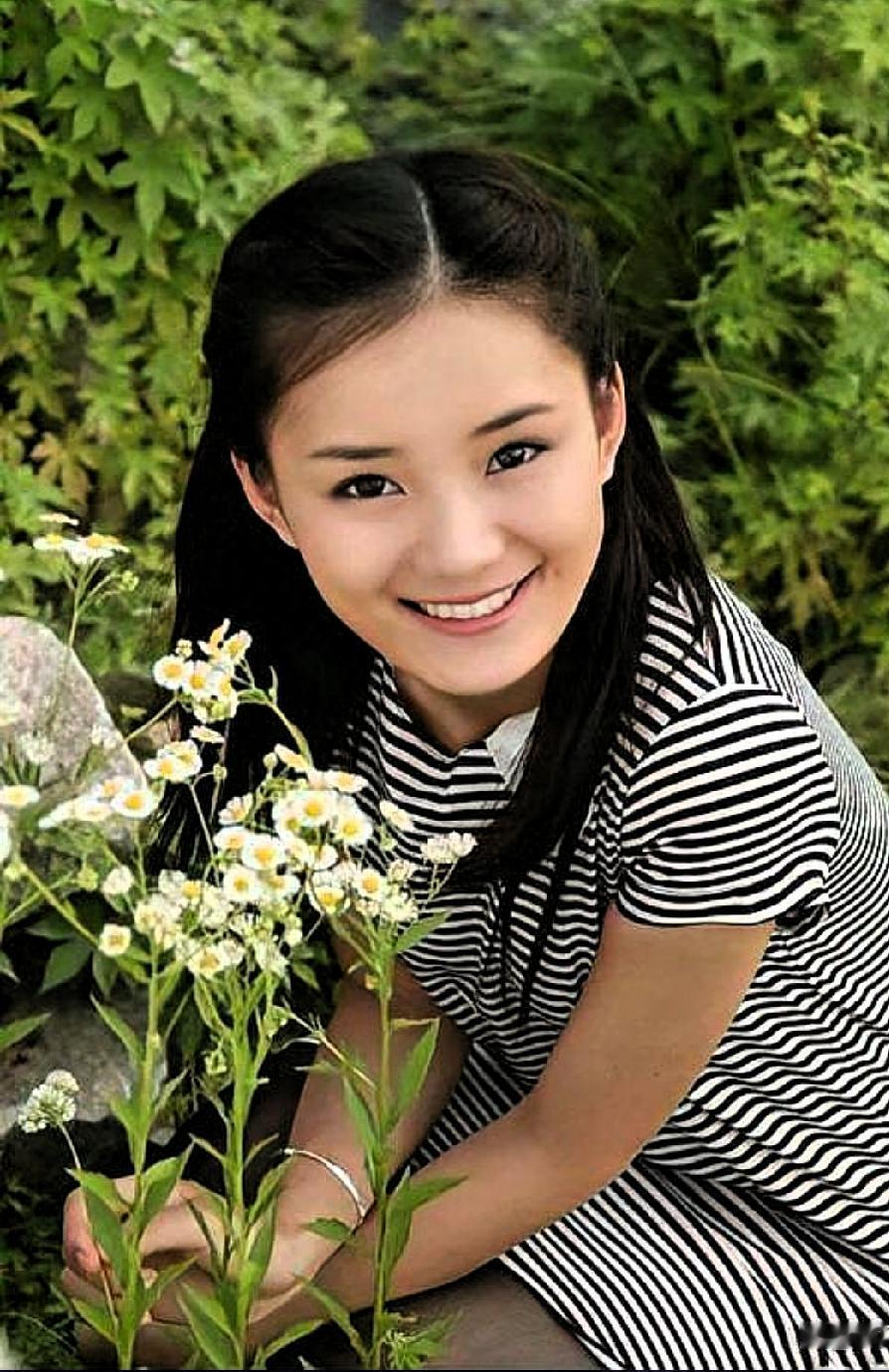 《活佛济公》中的“白雪”扮演者馨子近日回应称因无人邀约而暂别荧屏，这一消息引发了