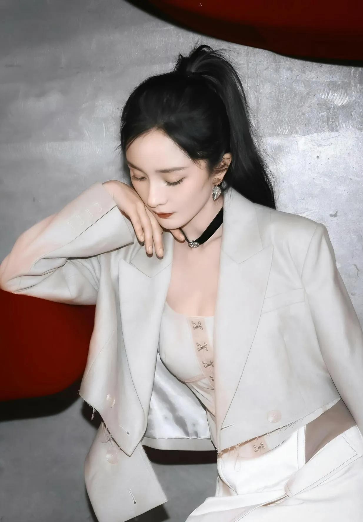 杨幂的西装穿搭也太会了！杨幂这身西装造型直接封神！短款浅灰西装搭配白色短裙