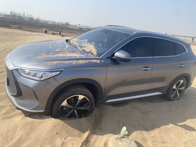 比亚迪宋混动沙地陷沙坑感觉这车没劲啊，这么小个坑都出不来，弄了几个小时，打滑也