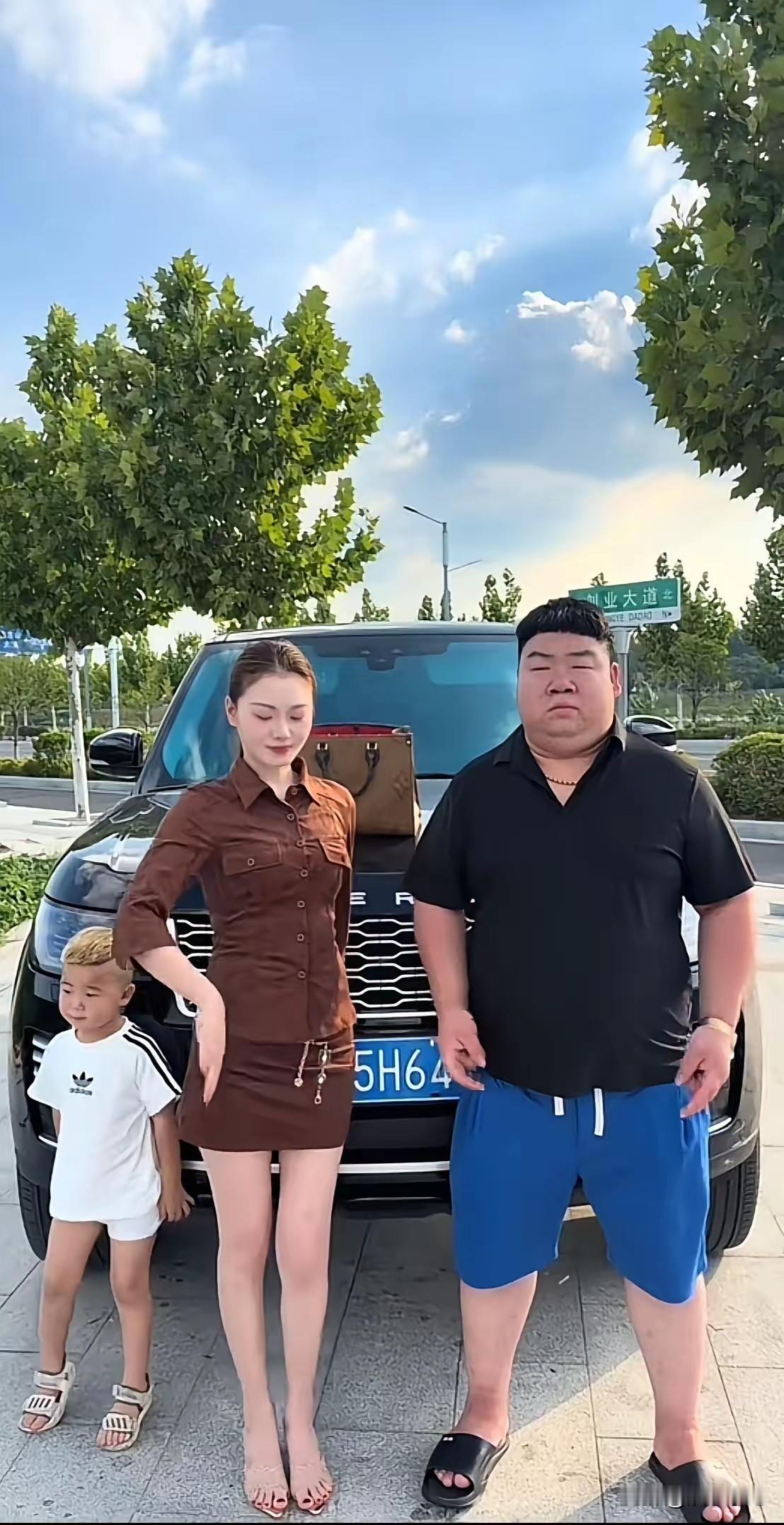 河南沁阳“李公子”这回是真把流量玩明白了。带着穿超短裙拎LV的老婆、染黄毛的儿子
