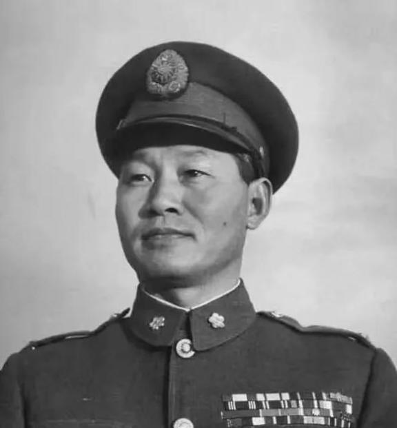 1951年，孙立人脱了衣服上床睡觉，习惯性地搂住老婆，却发现手感不对劲，他一怔，