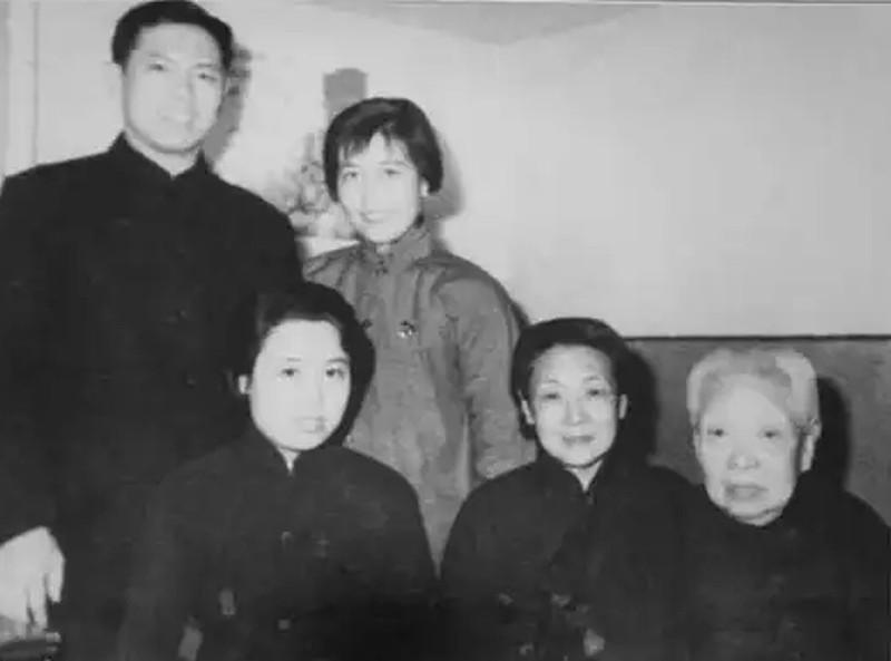 征服东北的张作霖，一辈子只有一件事没做成：把三姨太戴宪玉留在帅府。她是张作霖
