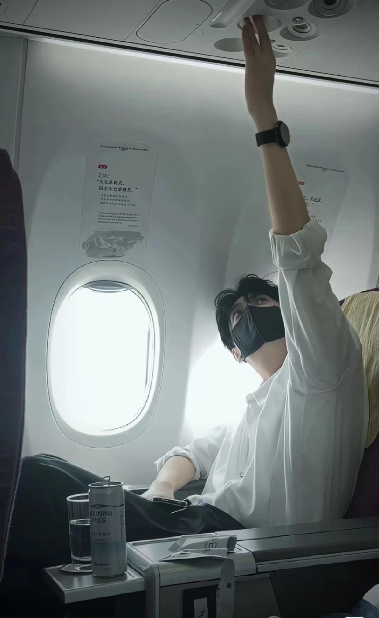 田栩宁白月光级别的机场首秀，这个田栩宁别把人迷晕了，谁懂这个穿着白衬衫机场鞠躬，