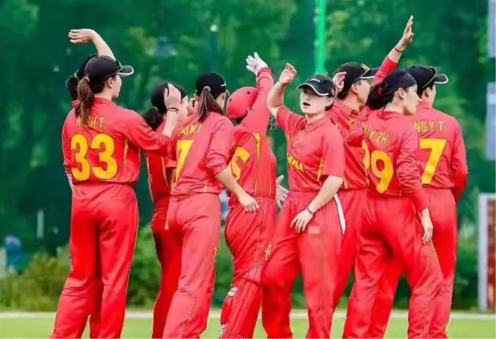 中国本届亚运会最憋屈的参赛队没有参赛就被淘汰。中国女子板球队在惊险淘汰尼泊尔队