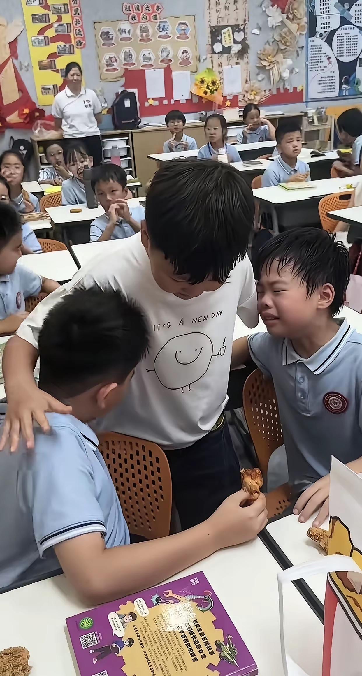 网友：太感人了！这一走，可能一辈子再难相见！男孩转学后，因太想原班同学，家长开车