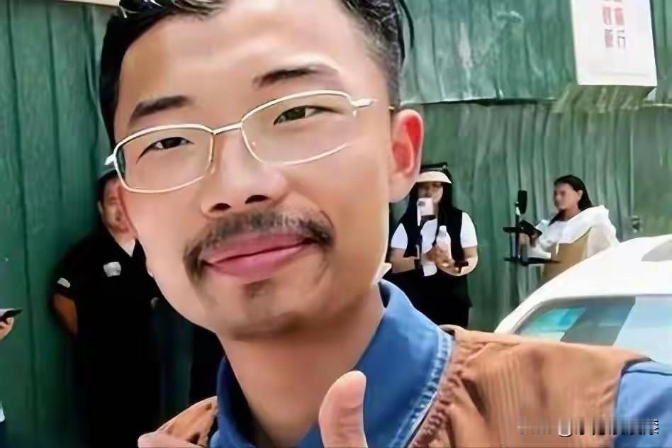 郭有才的成功告诉年轻人：1.不要太“死板”，敢于各种尝试。2.必须要有特长，