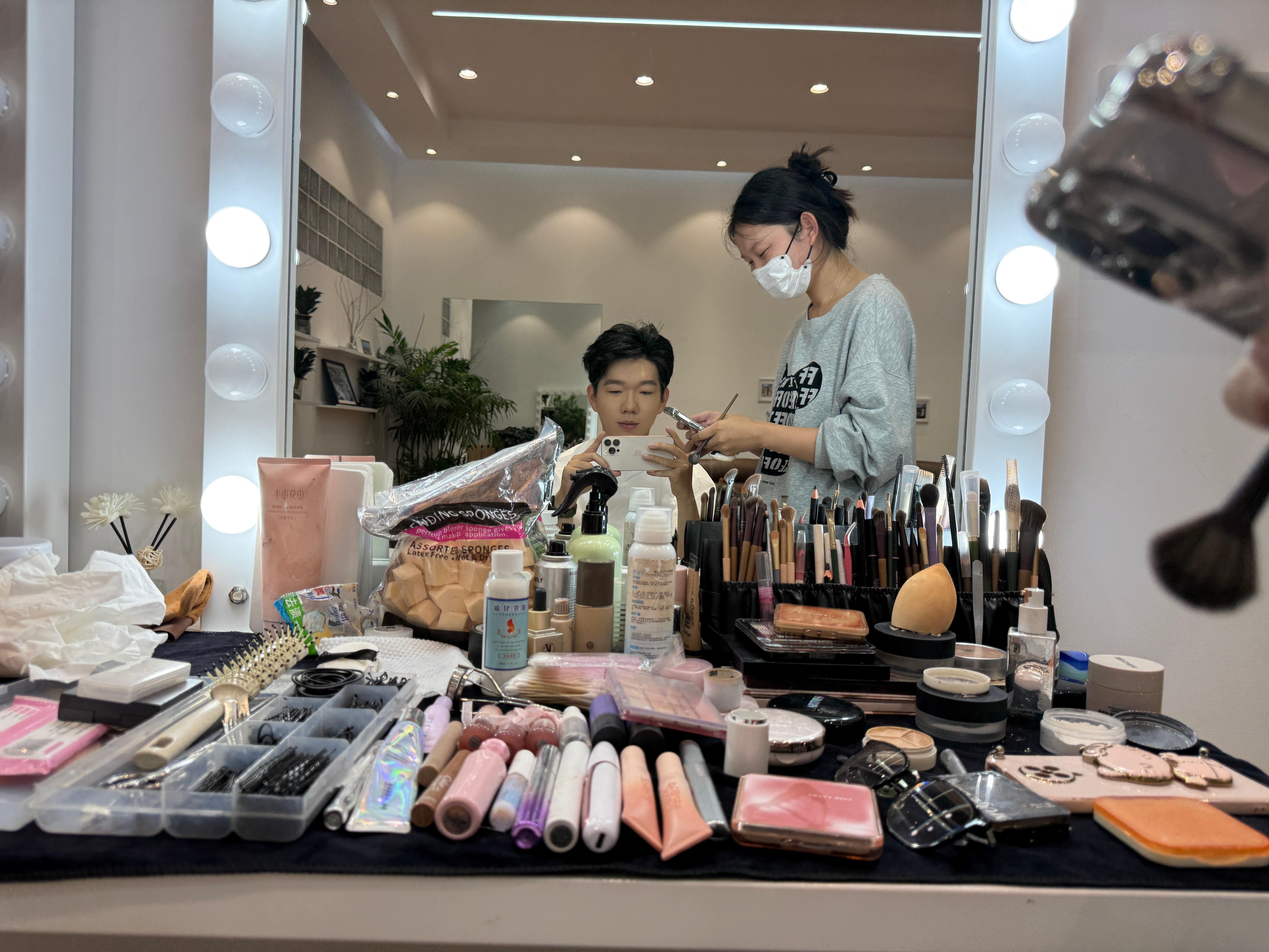 感谢化妆师，我还是头一回见这么多刷子……​​​