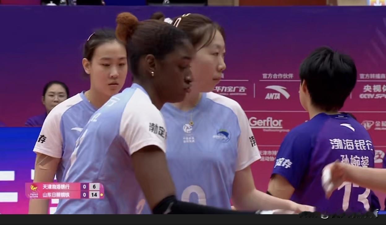 津鲁女排焦点大战再次打响！这次依然还是天津女排主场，娜塔莉娅和陈鹤心搭档主攻线，