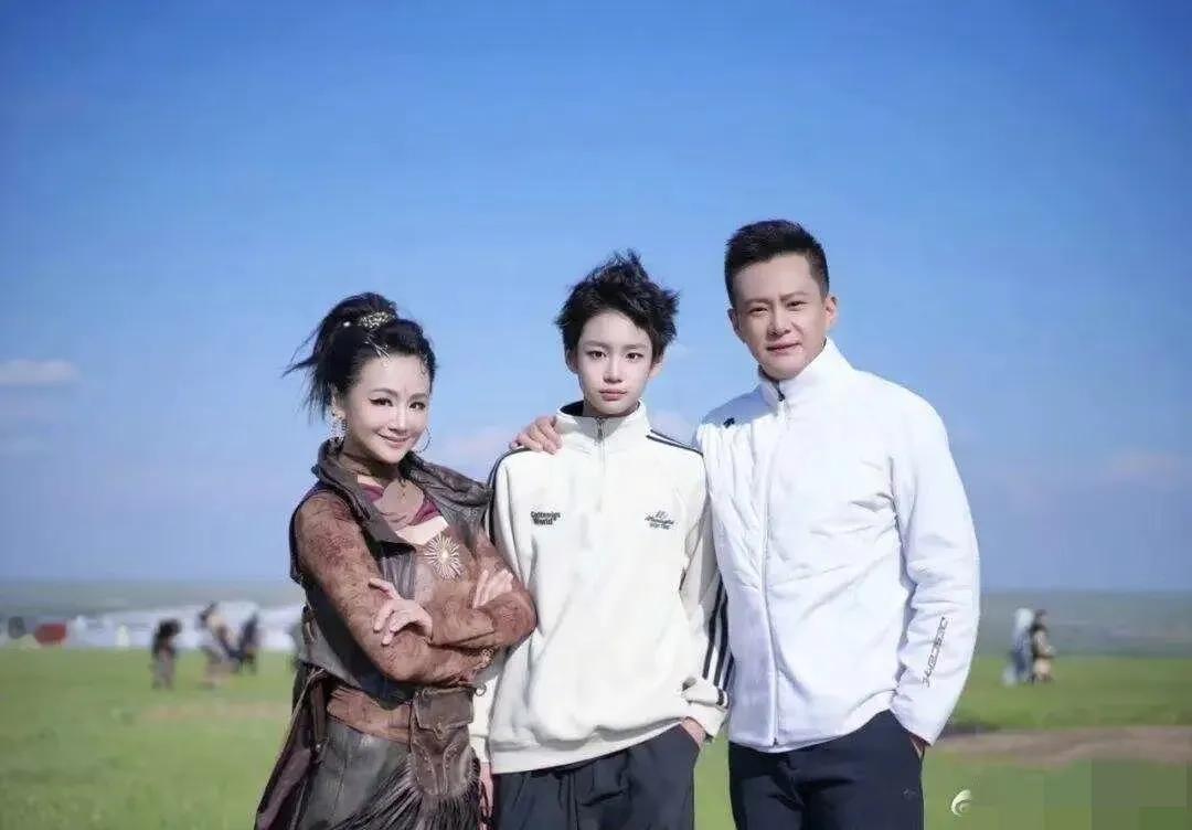 曹颖一家三口的幸福合照14岁的儿子王梓涵有着令人惊叹的“神颜”，简直帅爆了。